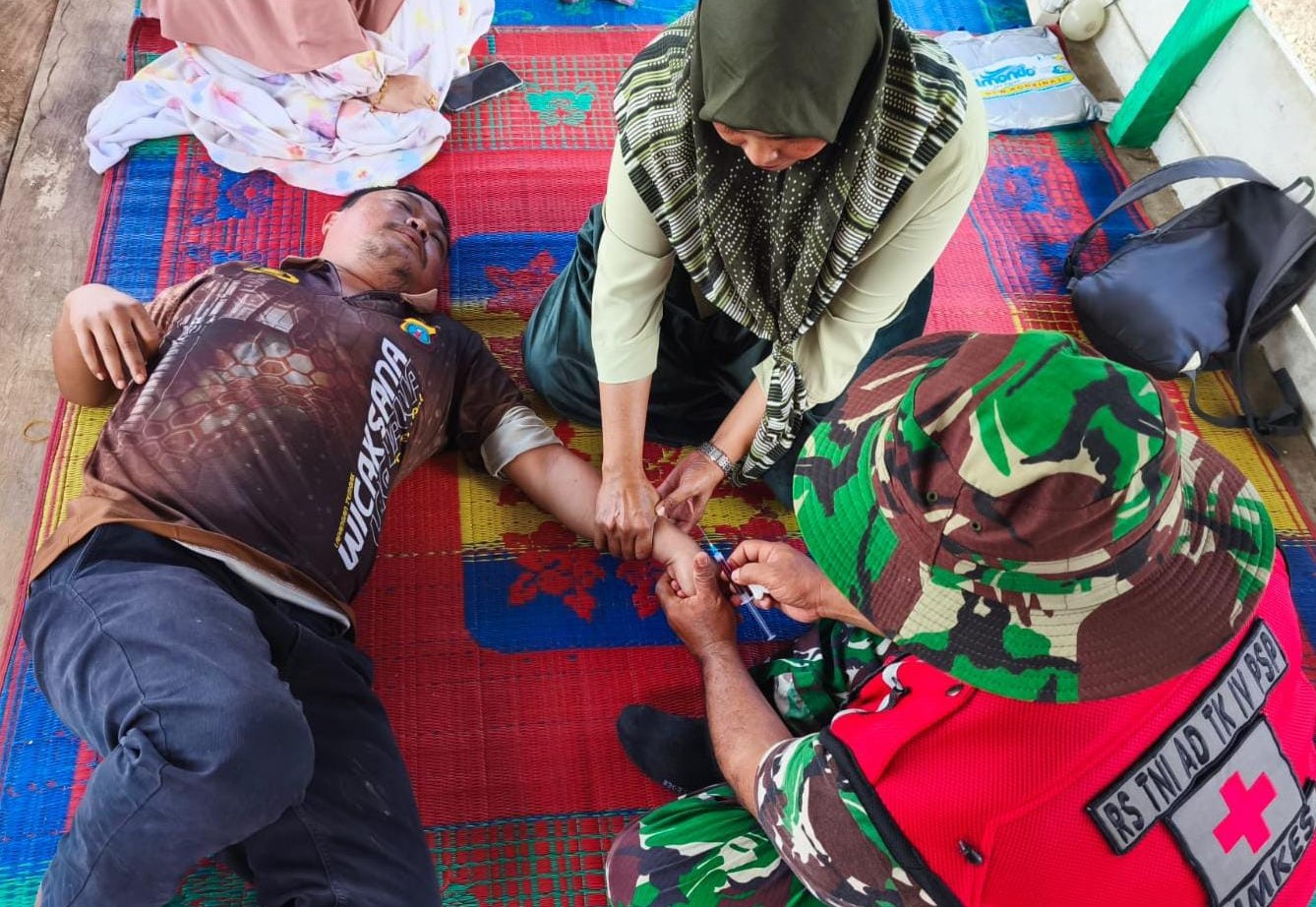 Satgas Gulbencal melayani kesehatan bagi warga Kabupaten Tapanuli Tengah yang terdampak bencana.  (BeritaNasional/Elvis/HO Dispenad)