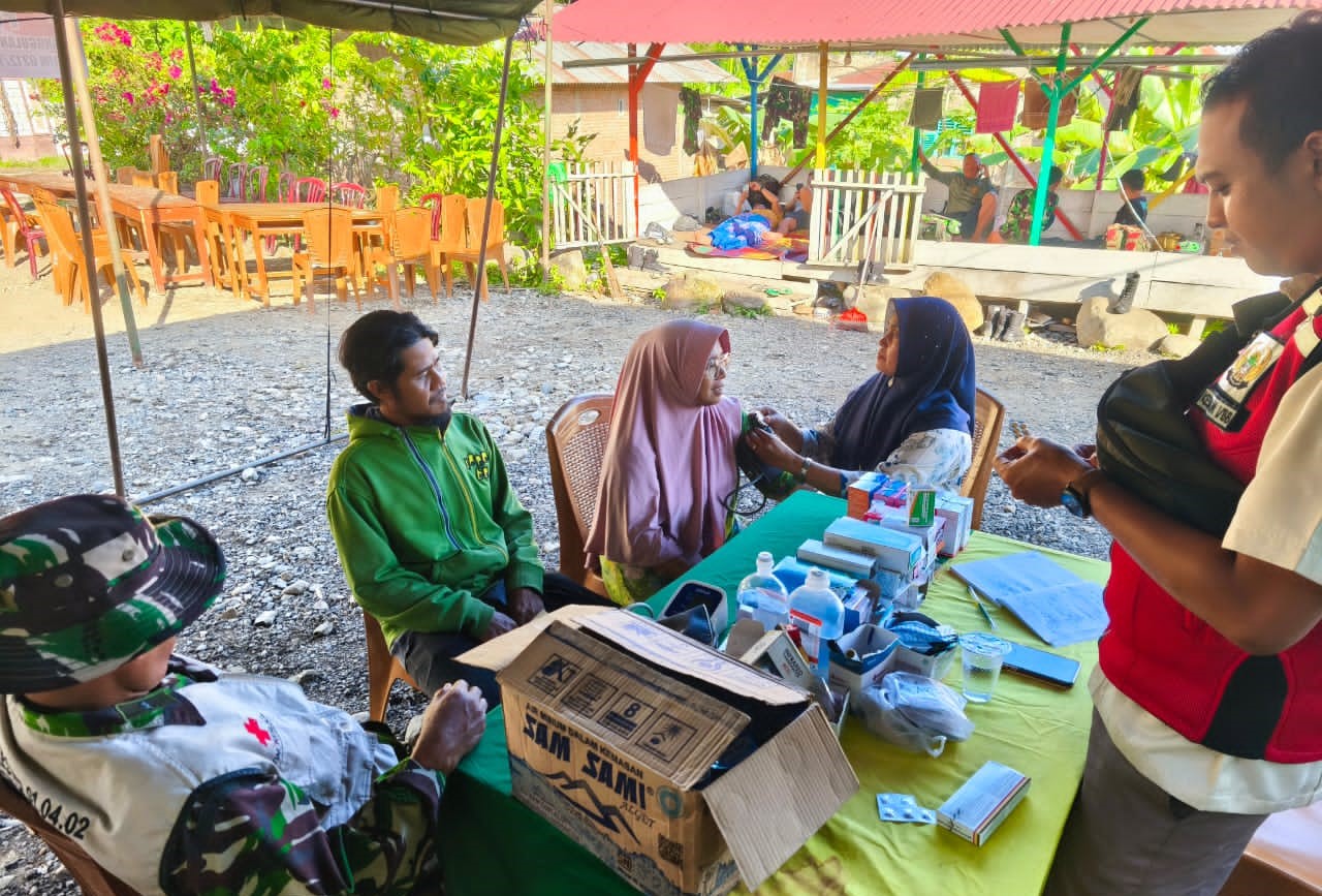 Satgas Gulbencal melayani kesehatan bagi warga Kabupaten Tapanuli Tengah yang terdampak bencana.  (BeritaNasional/Elvis/HO Dispenad)