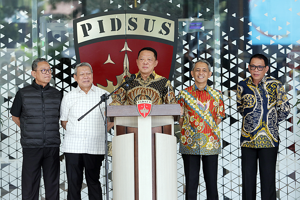 Jaksa Agung Muda Tindak Pidana Khusus (Jampidsus) Kejaksaan Agung Febrie Adriansyah sampaikan keterangan kepada wartawan terkait tiga kasus dugaan korupsi yang menyeret namanya. (BeritaNasional/Elvis Sendouw)