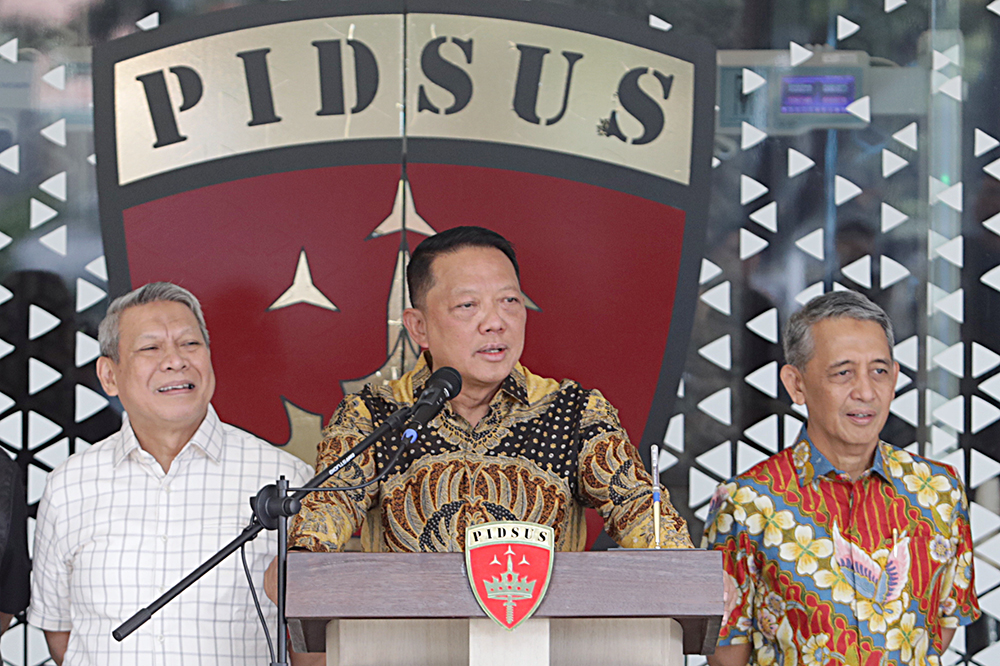 Jaksa Agung Muda Tindak Pidana Khusus (Jampidsus) Kejaksaan Agung Febrie Adriansyah sampaikan keterangan kepada wartawan terkait tiga kasus dugaan korupsi yang menyeret namanya. (BeritaNasional/Elvis Sendouw)
