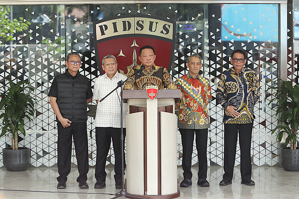 Jaksa Agung Muda Tindak Pidana Khusus (Jampidsus) Kejaksaan Agung Febrie Adriansyah sampaikan keterangan kepada wartawan terkait tiga kasus dugaan korupsi yang menyeret namanya. (BeritaNasional/Elvis Sendouw)