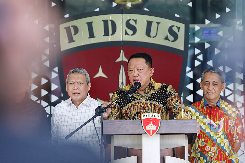 Jaksa Agung Muda Tindak Pidana Khusus (Jampidsus) Kejaksaan Agung Febrie Adriansyah sampaikan keterangan kepada wartawan terkait tiga kasus dugaan korupsi yang menyeret namanya. (BeritaNasional/Elvis Sendouw)