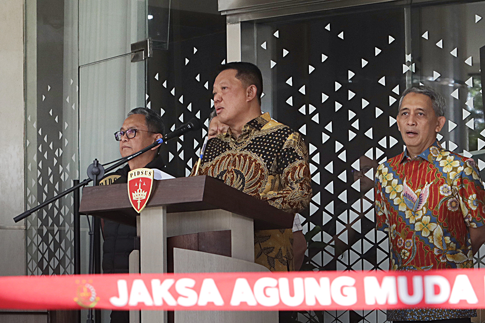 Jaksa Agung Muda Tindak Pidana Khusus (Jampidsus) Kejaksaan Agung Febrie Adriansyah sampaikan keterangan kepada wartawan terkait tiga kasus dugaan korupsi yang menyeret namanya. (BeritaNasional/Elvis Sendouw)