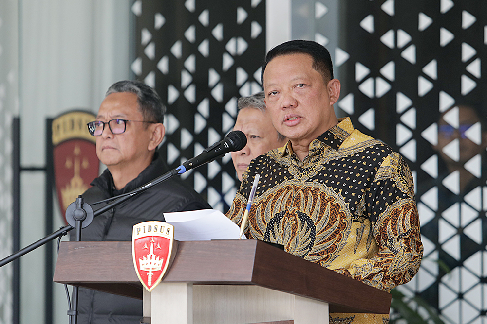Jaksa Agung Muda Tindak Pidana Khusus (Jampidsus) Kejaksaan Agung Febrie Adriansyah sampaikan keterangan kepada wartawan terkait tiga kasus dugaan korupsi yang menyeret namanya. (BeritaNasional/Elvis Sendouw)
