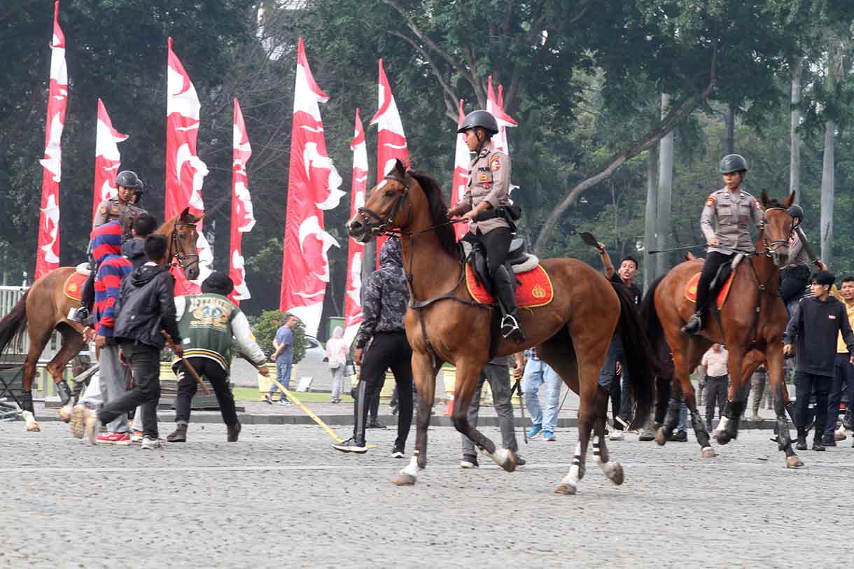 Brimob membubarkan perusuh saat melakukan gladi acara HUT Bayangkara yang ke-79 di Monumen Nasional, Jakarta, Minggu (21/6/2025). (Beritanasional.com/Oke Atmaja)