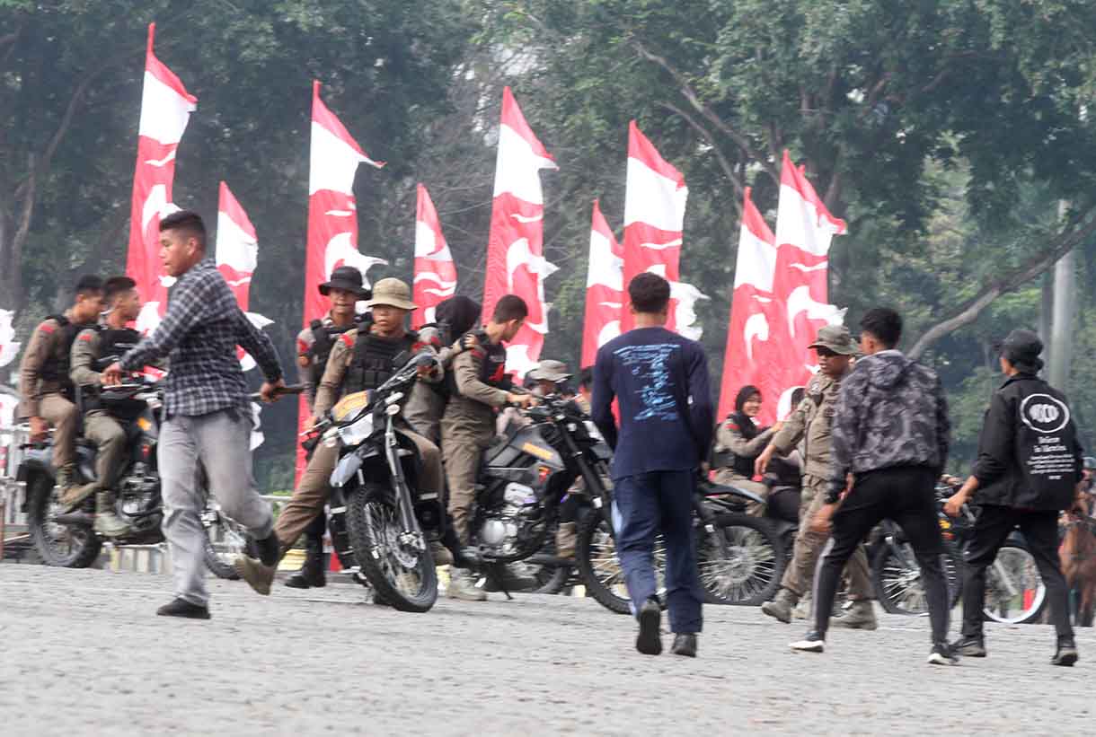 Brimob membubarkan perusuh saat melakukan gladi acara HUT Bayangkara yang ke-79 di Monumen Nasional, Jakarta, Minggu (21/6/2025). (Beritanasional.com/Oke Atmaja)