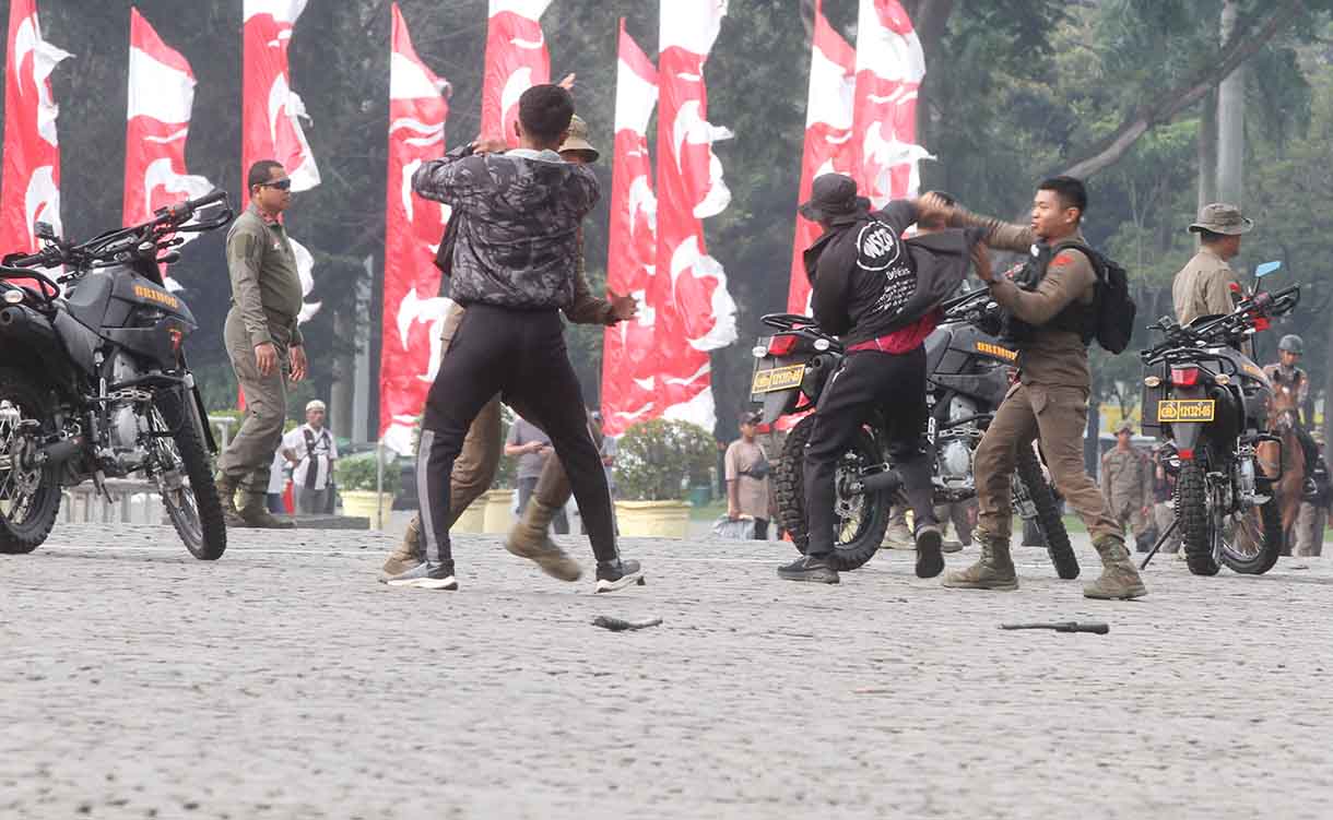 Brimob membubarkan perusuh saat melakukan gladi acara HUT Bayangkara yang ke-79 di Monumen Nasional, Jakarta, Minggu (21/6/2025). (Beritanasional.com/Oke Atmaja)