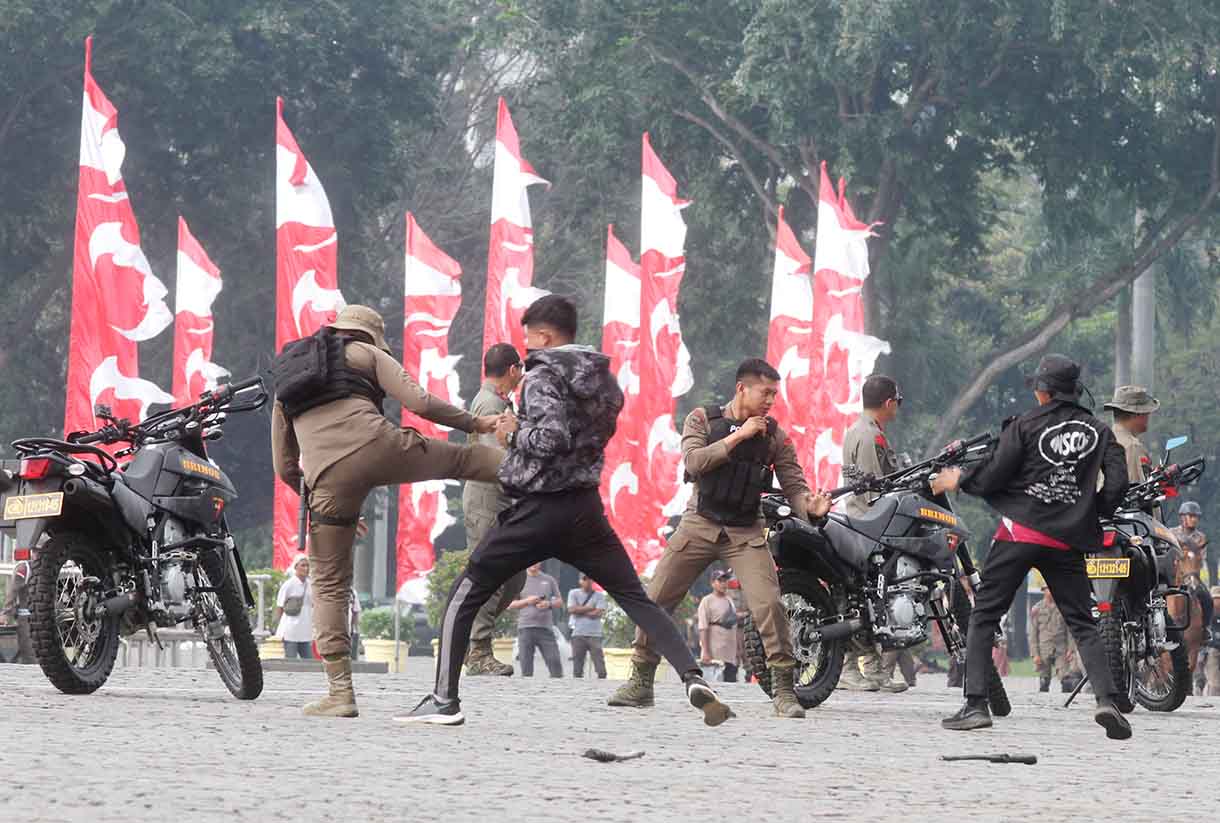 Brimob membubarkan perusuh saat melakukan gladi acara HUT Bayangkara yang ke-79 di Monumen Nasional, Jakarta, Minggu (21/6/2025). (Beritanasional.com/Oke Atmaja)