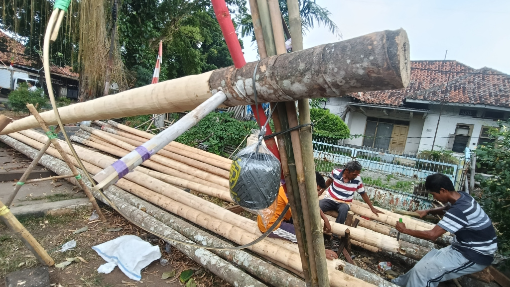 Jelang HUT RI, Penjual Pohon Pinang Mulai Bermunculan Pekerja mengupas kulit batang pohon pinang di kawasan Manggarai, Jakarta, Kamis (7/8/2025). (Beritanasional.com/Oke Atmaja)