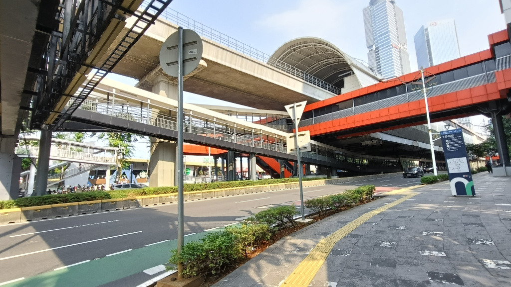 Kendaraan melintas di Jalan Kuningan, Jakarta, Kamis (19/3/20226).(Beritanasional.com/Oke Atmaja)