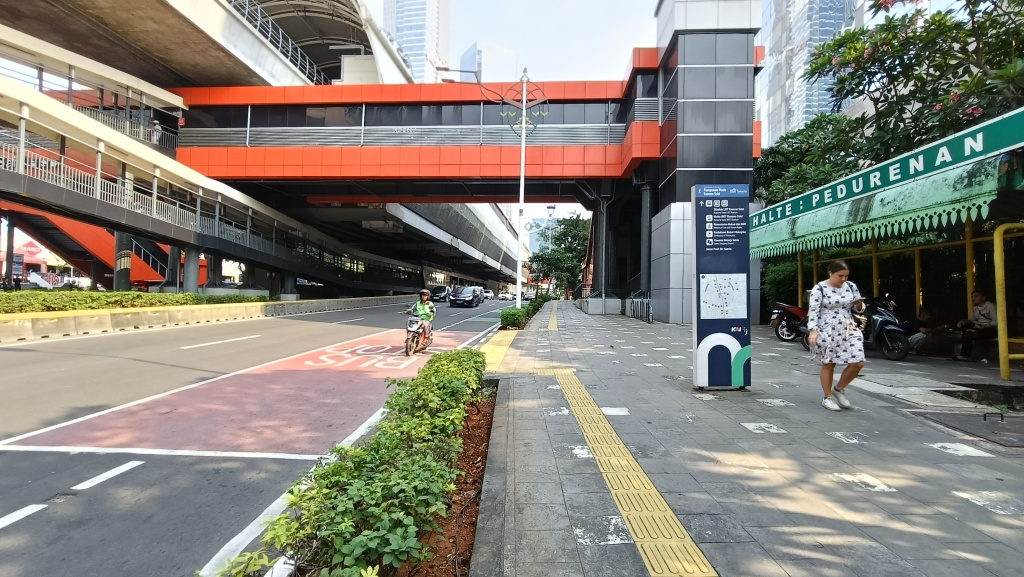 Kendaraan melintas di Jalan Kuningan, Jakarta, Kamis (19/3/20226).(Beritanasional.com/Oke Atmaja)