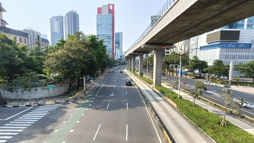 Kendaraan melintas di Jalan Kuningan, Jakarta, Kamis (19/3/20226).(Beritanasional.com/Oke Atmaja)