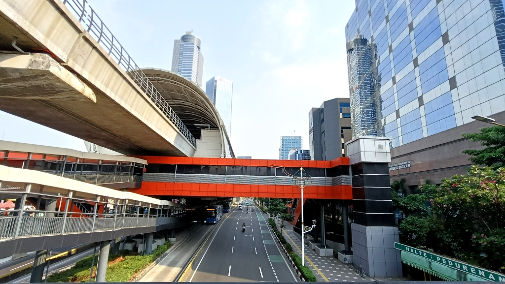 Kendaraan melintas di Jalan Kuningan, Jakarta, Kamis (19/3/20226).(Beritanasional.com/Oke Atmaja)