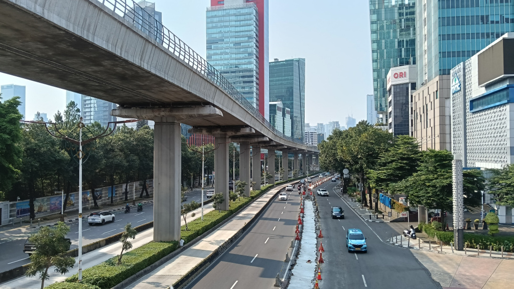 Kendaraan melintas di Jalan Kuningan, Jakarta, Kamis (19/3/20226).(Beritanasional.com/Oke Atmaja)
