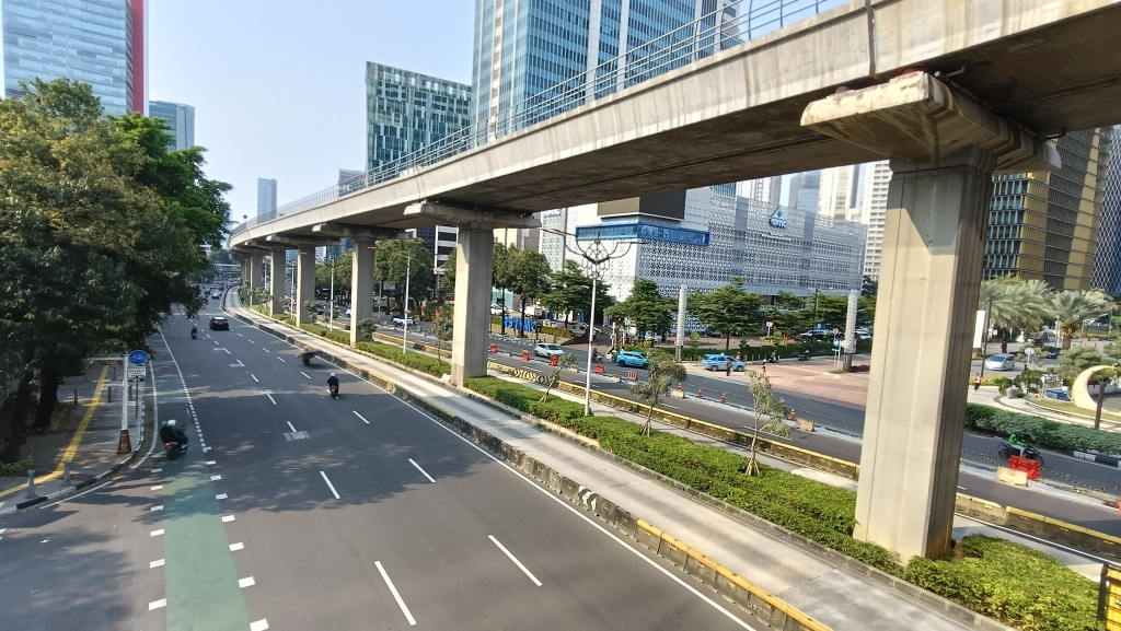 Kendaraan melintas di Jalan Kuningan, Jakarta, Kamis (19/3/20226).(Beritanasional.com/Oke Atmaja)
