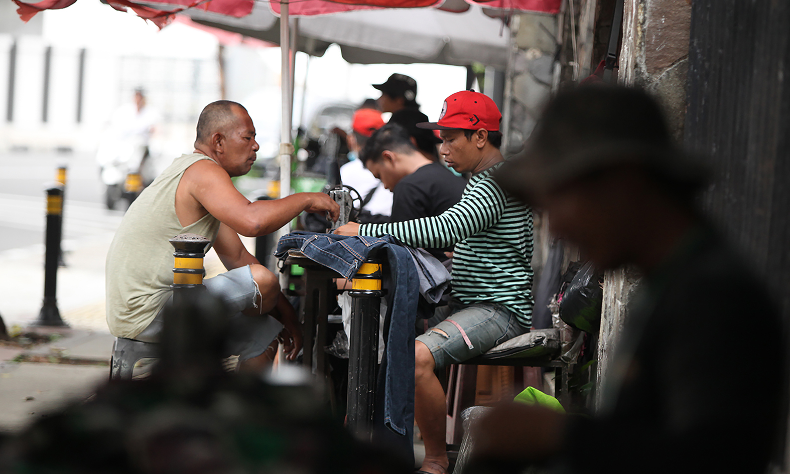 Sejumlah penjahit pakaian melayani pelanggan di kawasan Pasar Lenteng Agung, Jakarta Selatan, Selasa (9/4/2024).  (BeritaNasional/Oke Atmaja)