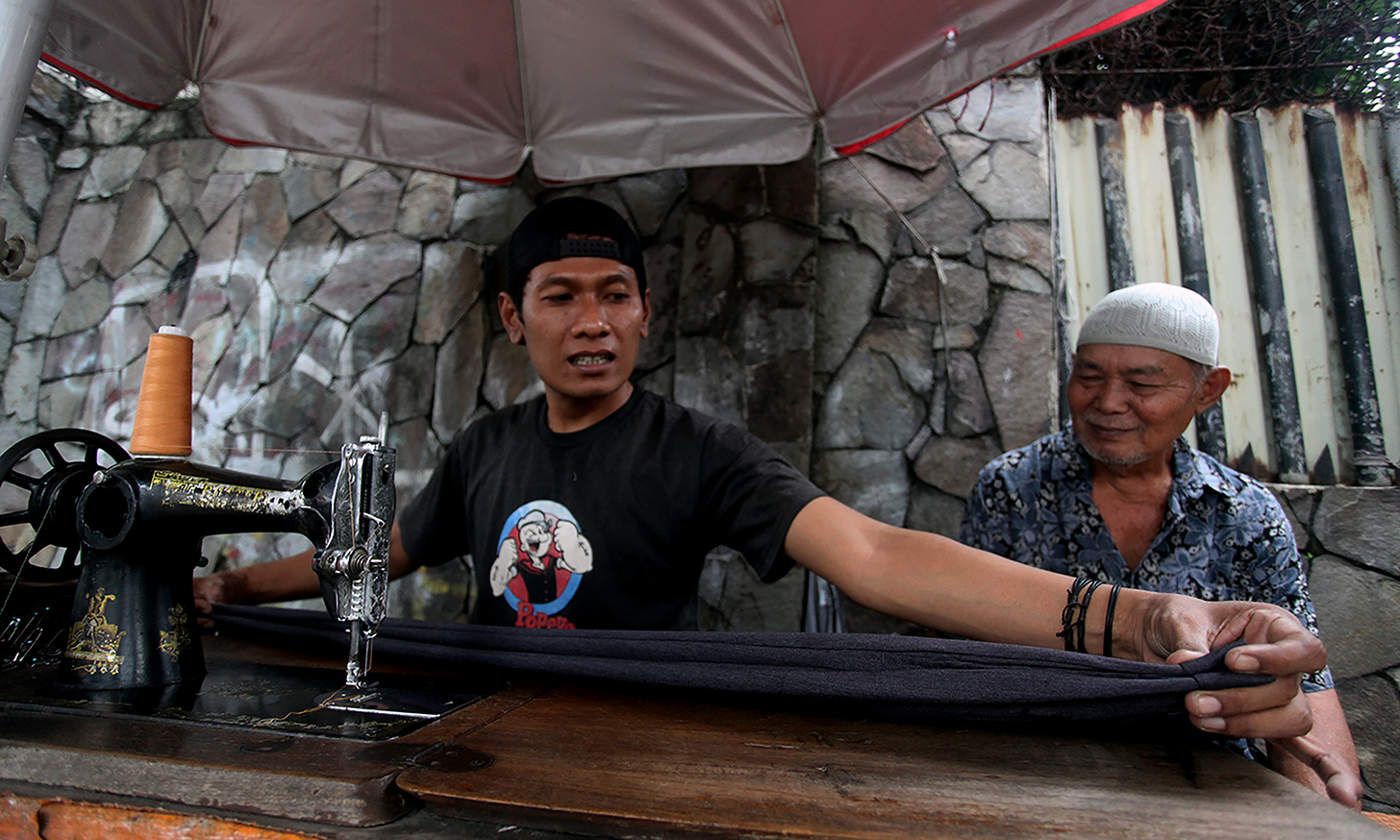 Sejumlah penjahit pakaian melayani pelanggan di kawasan Pasar Lenteng Agung, Jakarta Selatan, Selasa (9/4/2024).  (BeritaNasional/Oke Atmaja)