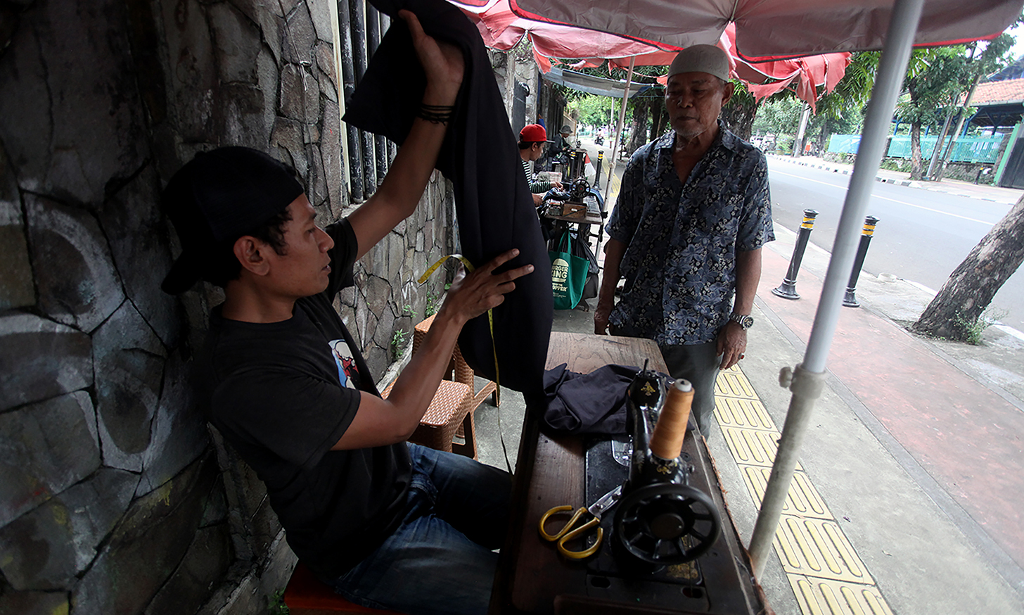 Sejumlah penjahit pakaian melayani pelanggan di kawasan Pasar Lenteng Agung, Jakarta Selatan, Selasa (9/4/2024).  (BeritaNasional/Oke Atmaja)