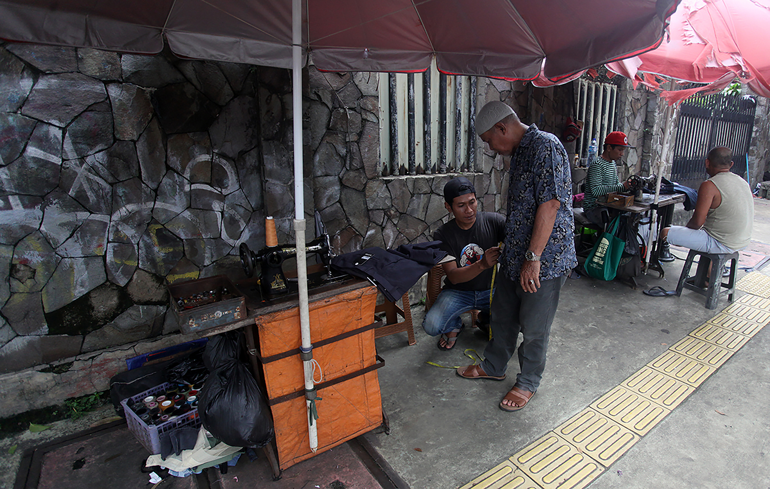 Sejumlah penjahit pakaian melayani pelanggan di kawasan Pasar Lenteng Agung, Jakarta Selatan, Selasa (9/4/2024).  (BeritaNasional/Oke Atmaja)