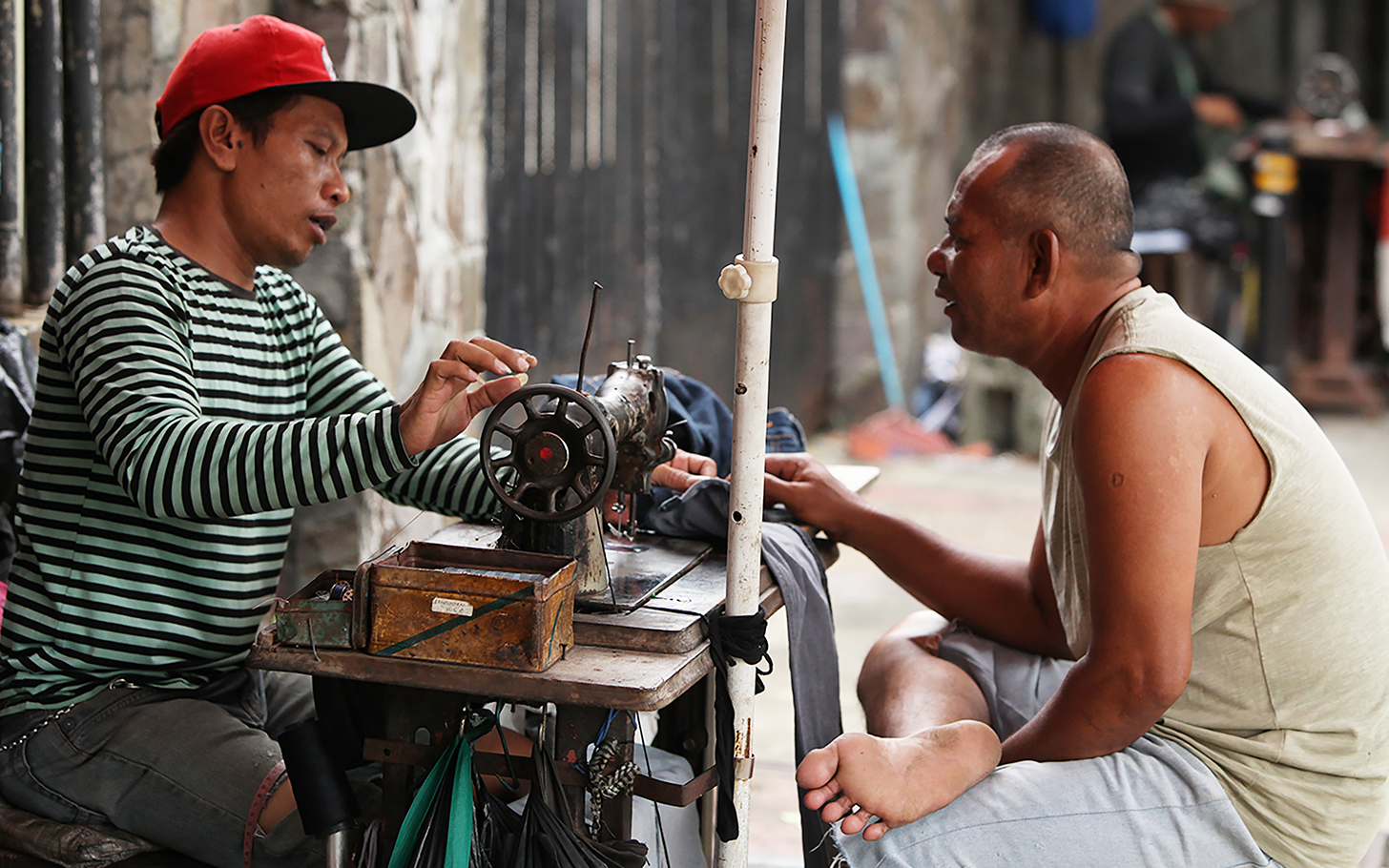 Sejumlah penjahit pakaian melayani pelanggan di kawasan Pasar Lenteng Agung, Jakarta Selatan, Selasa (9/4/2024).  (BeritaNasional/Oke Atmaja)