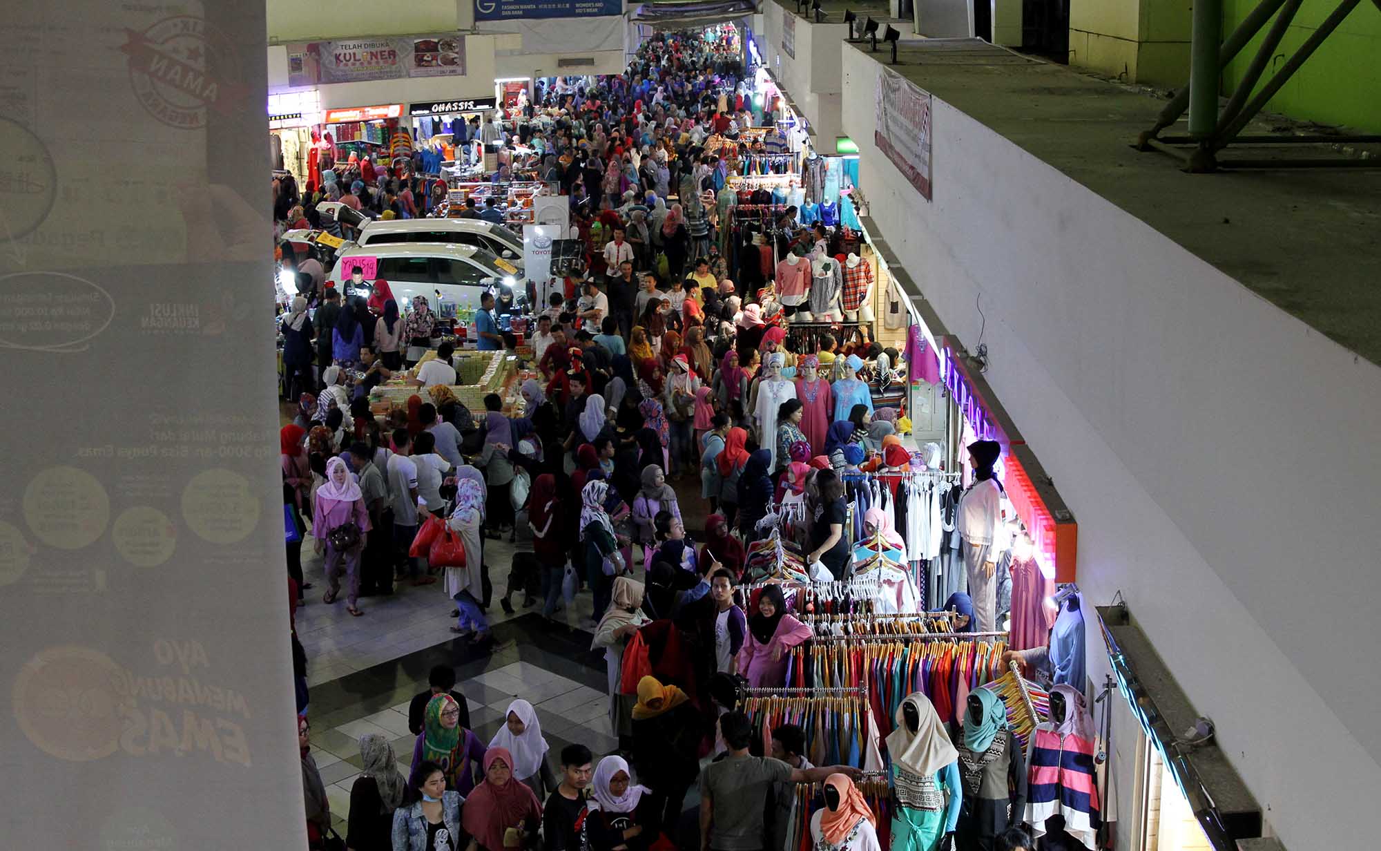 Suasana keramaian pusat perbelanjaan Blok B Tanah Abang, Jakarta, Sabtu (30/3/2024). (Indonesiaglobe/Oke Atmaja)