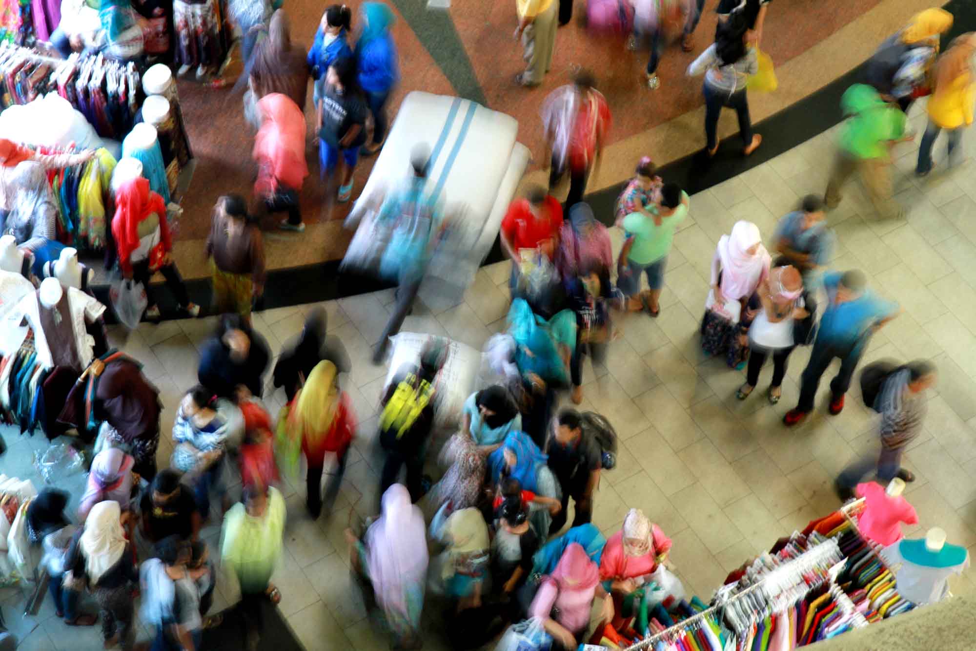 Suasana keramaian pusat perbelanjaan Blok B Tanah Abang, Jakarta, Sabtu (30/3/2024). (Indonesiaglobe/Oke Atmaja)