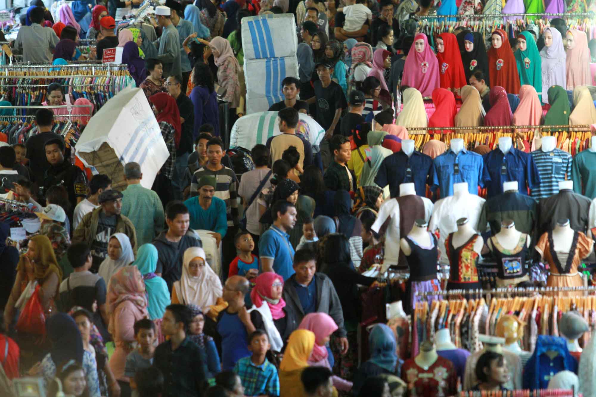 Suasana keramaian pusat perbelanjaan Blok B Tanah Abang, Jakarta, Sabtu (30/3/2024). (Indonesiaglobe/Oke Atmaja)