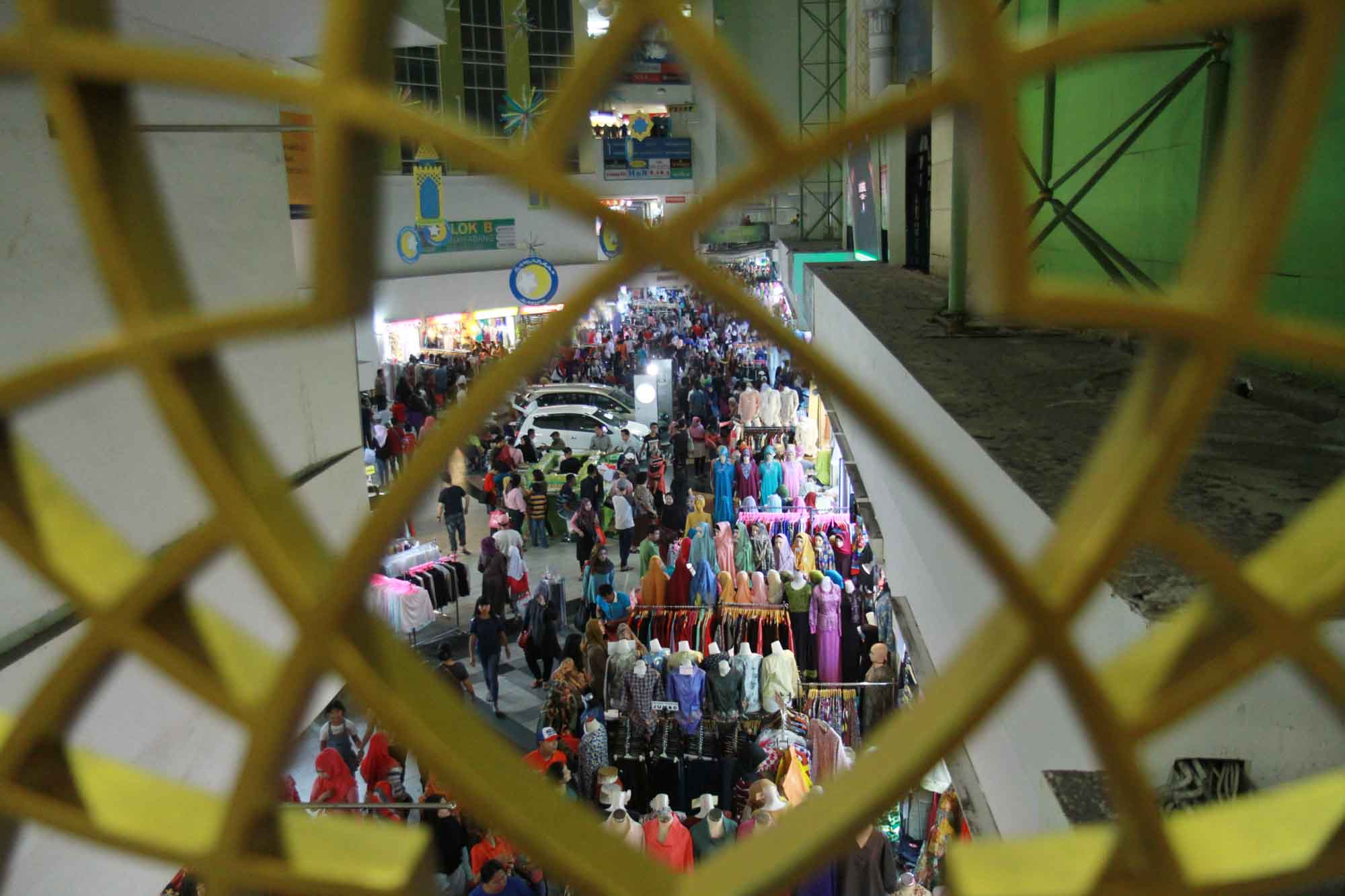 Suasana keramaian pusat perbelanjaan Blok B Tanah Abang, Jakarta, Sabtu (30/3/2024). (Indonesiaglobe/Oke Atmaja)