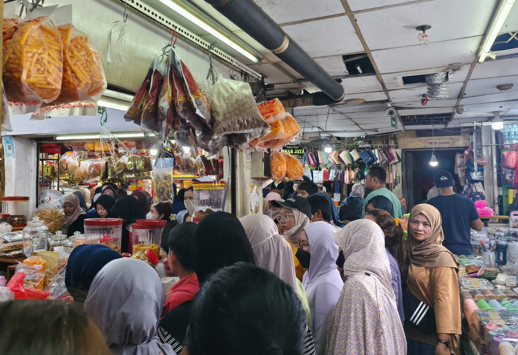 Pedagang melayani pembeli kue kering yang dijual di Pasar Jatinegara, Jakarta Timur, Selasa (17/3/2026). (Beritanasional.com/Oke Atmaja)