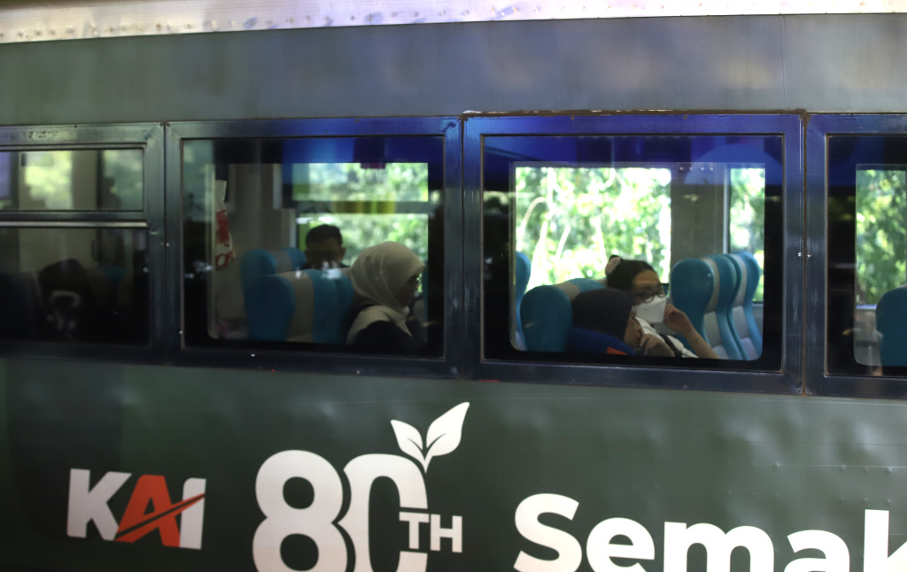 Sejumlah pemudik menunggu keberangkatan di ruang tunggu Stasiun Gambir, Jakarta Pusat, Kamis (19/3/2026). Sebanyak 17.198 penumpang meninggalkan Jakarta dari Stasiun Gambir pada hari Senin (16/3). (Beritanasional.com/Oke Atmaja)
