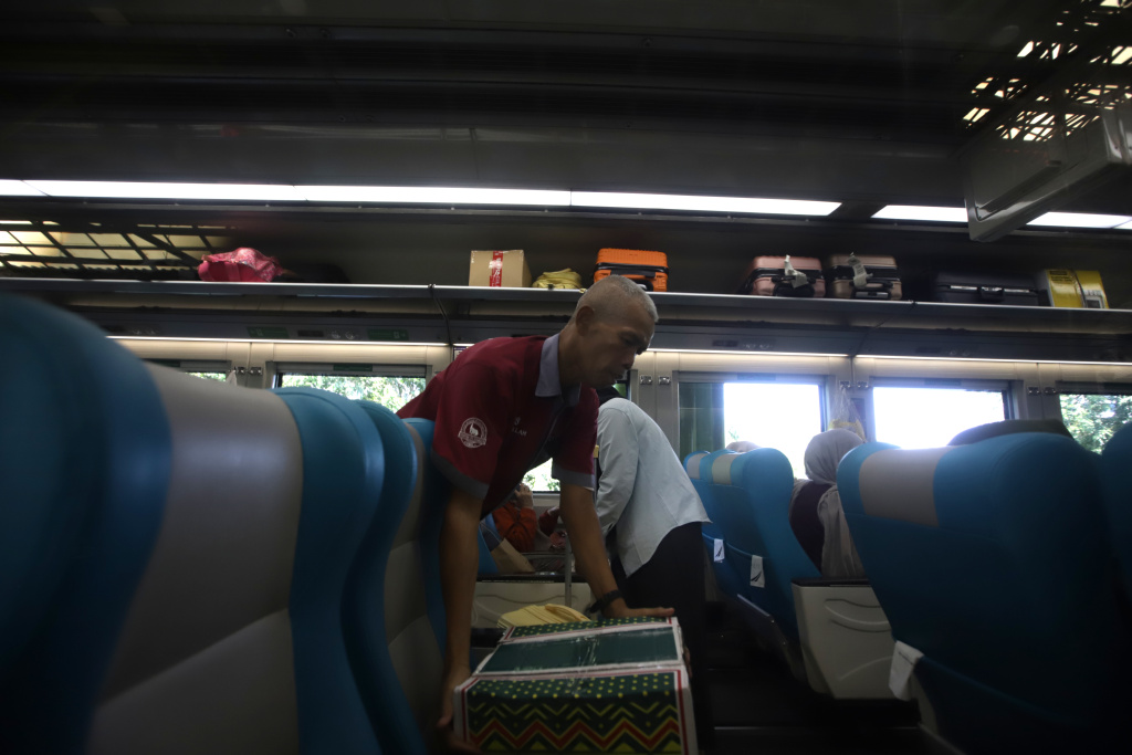 Sejumlah pemudik menunggu keberangkatan di ruang tunggu Stasiun Gambir, Jakarta Pusat, Kamis (19/3/2026). Sebanyak 17.198 penumpang meninggalkan Jakarta dari Stasiun Gambir pada hari Senin (16/3). (Beritanasional.com/Oke Atmaja)