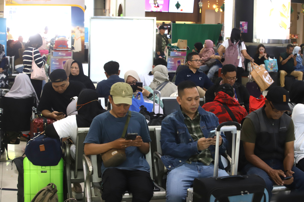 Sejumlah pemudik menunggu keberangkatan di ruang tunggu Stasiun Gambir, Jakarta Pusat, Kamis (19/3/2026). Sebanyak 17.198 penumpang meninggalkan Jakarta dari Stasiun Gambir pada hari Senin (16/3). (Beritanasional.com/Oke Atmaja)