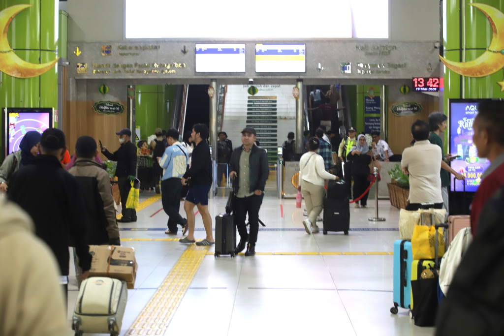 Sejumlah pemudik di Stasiun Gambir pada hari Senin (16/3/2026). (Beritanasional.com/Oke Atmaja)