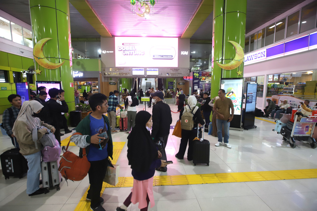Sejumlah pemudik menunggu keberangkatan di ruang tunggu Stasiun Gambir, Jakarta Pusat. (Beritanasional/Oke Atmaja)