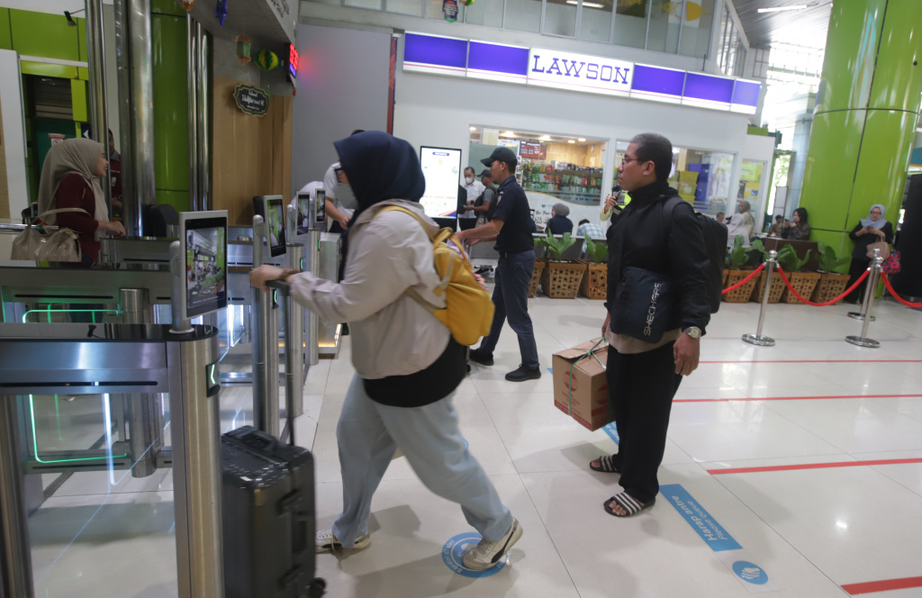 Sejumlah pemudik menunggu keberangkatan di ruang tunggu Stasiun Gambir, Jakarta Pusat, Kamis (19/3/2026). Sebanyak 17.198 penumpang meninggalkan Jakarta dari Stasiun Gambir pada hari Senin (16/3). (Beritanasional.com/Oke Atmaja)