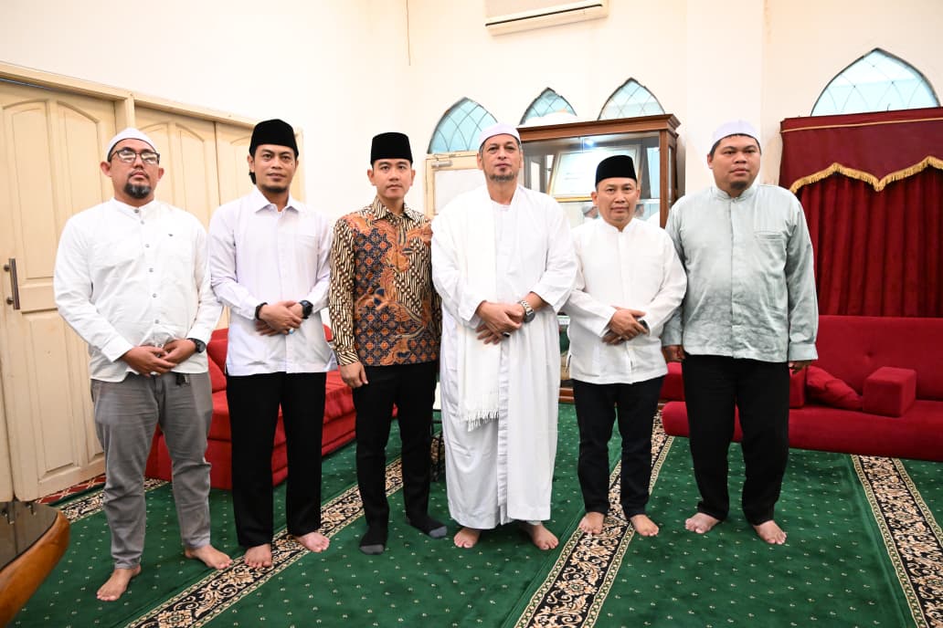 Wapres Gibran Rakabuming bersilaturahmi dengan Habib Ali Alhabsyi. (BeritaNasional/Elvis/HO Setwapres)