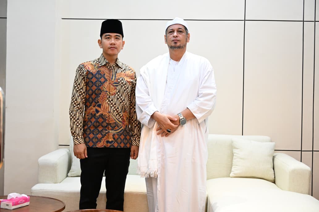 Wapres Gibran Rakabuming bersilaturahmi dengan Habib Ali Alhabsyi. (BeritaNasional/Elvis/HO Setwapres)