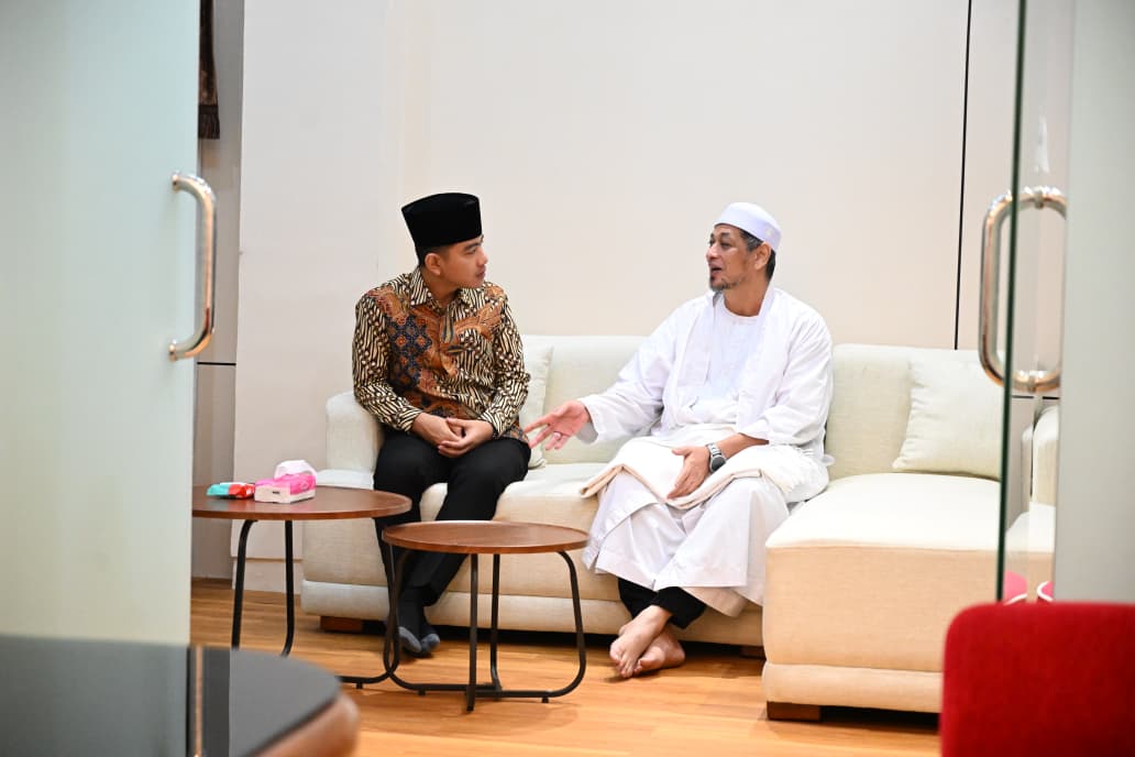 Wapres Gibran Rakabuming bersilaturahmi dengan Habib Ali Alhabsyi. (BeritaNasional/Elvis/HO Setwapres)
