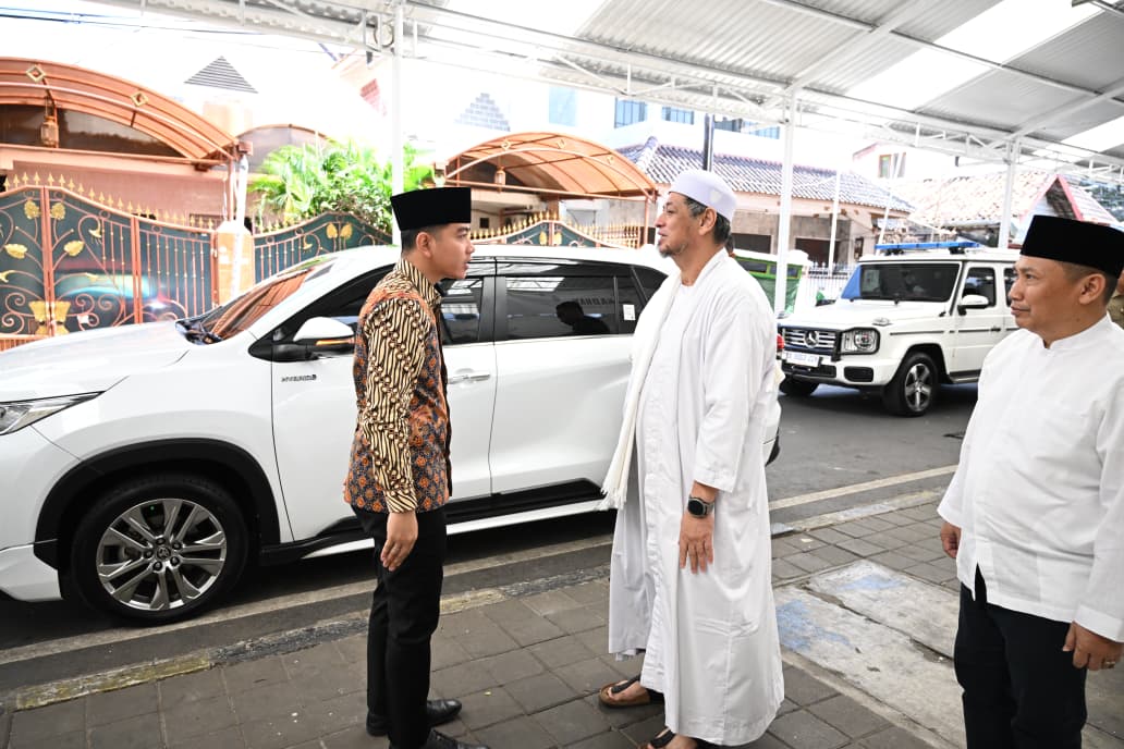Wapres Gibran Rakabuming bersilaturahmi dengan Habib Ali Alhabsyi. (BeritaNasional/Elvis/HO Setwapres)