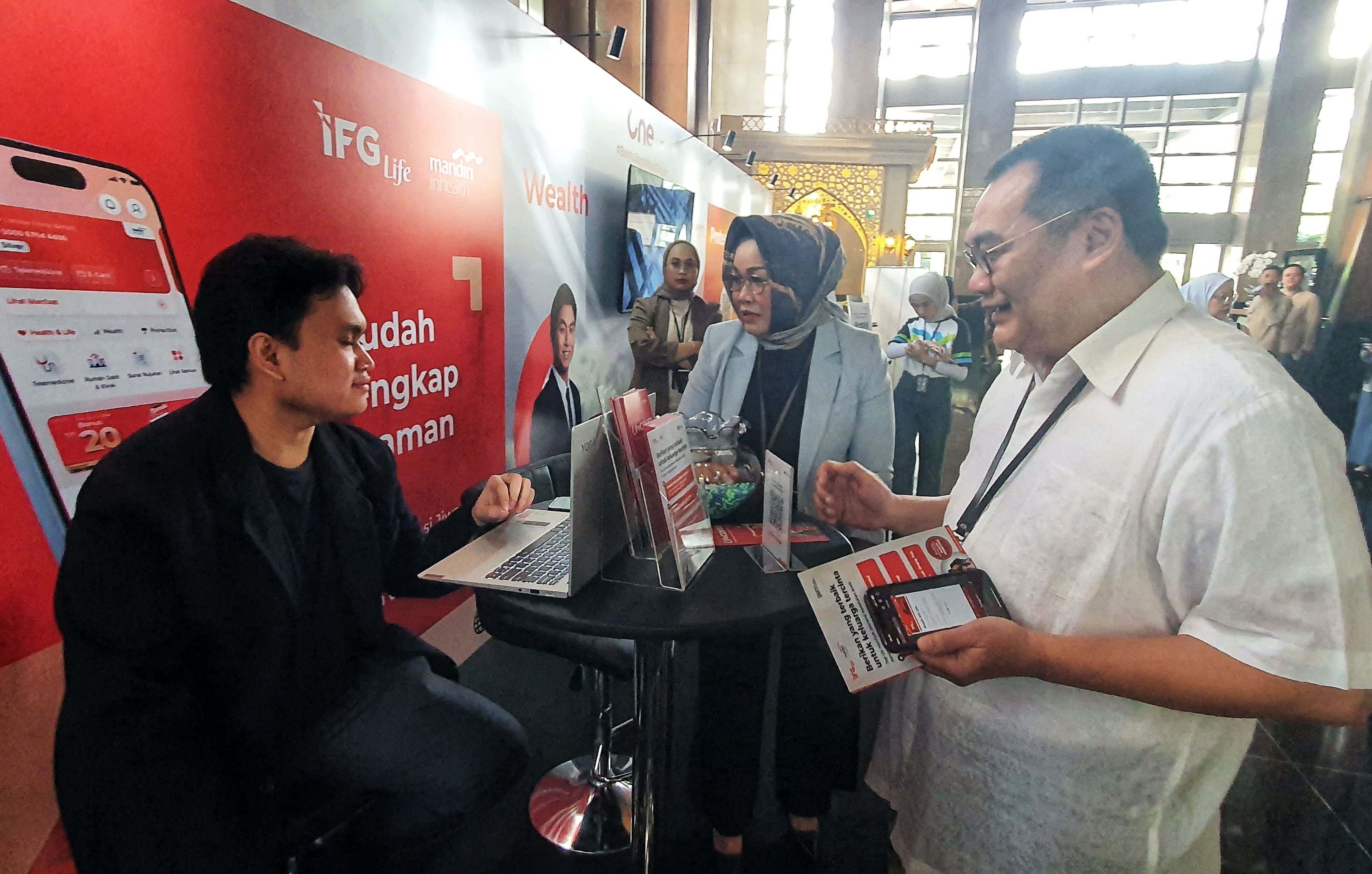 IFG Insurance Exhibition di Jakarta. (BeritaNasional/Elvis Sendouw)