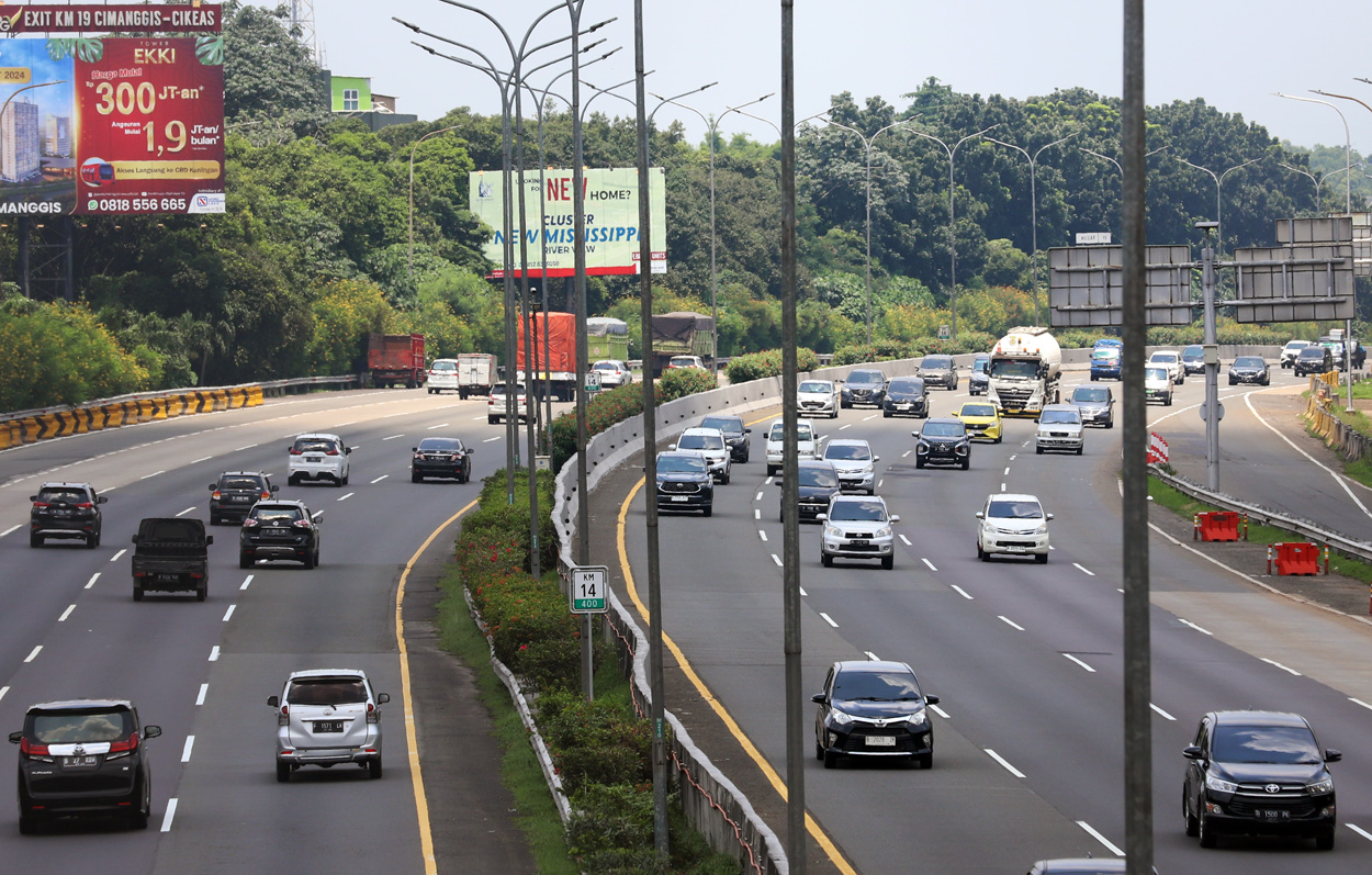 Kendaraan jelang mudik masih ramai lancar di kawasan ruas jalan tol Jagorawi-Cikampek. (IndonesiaGlobe/Elvis Sendouw)