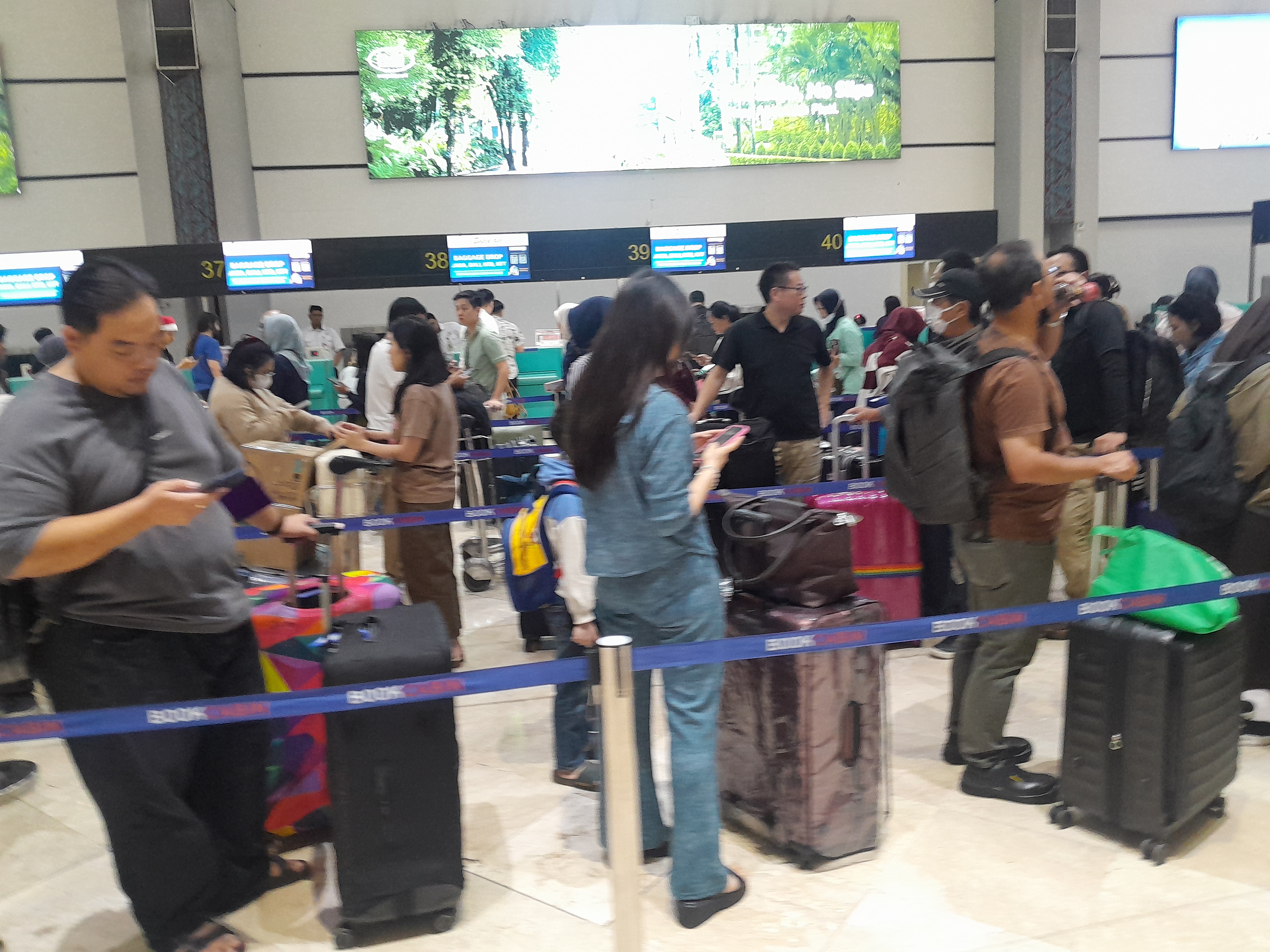 Suasana penumpang yang hendak berpergian di Bandara Internasional Soekarno-Hatta(BeritaNasional/Elvis Sendouw)