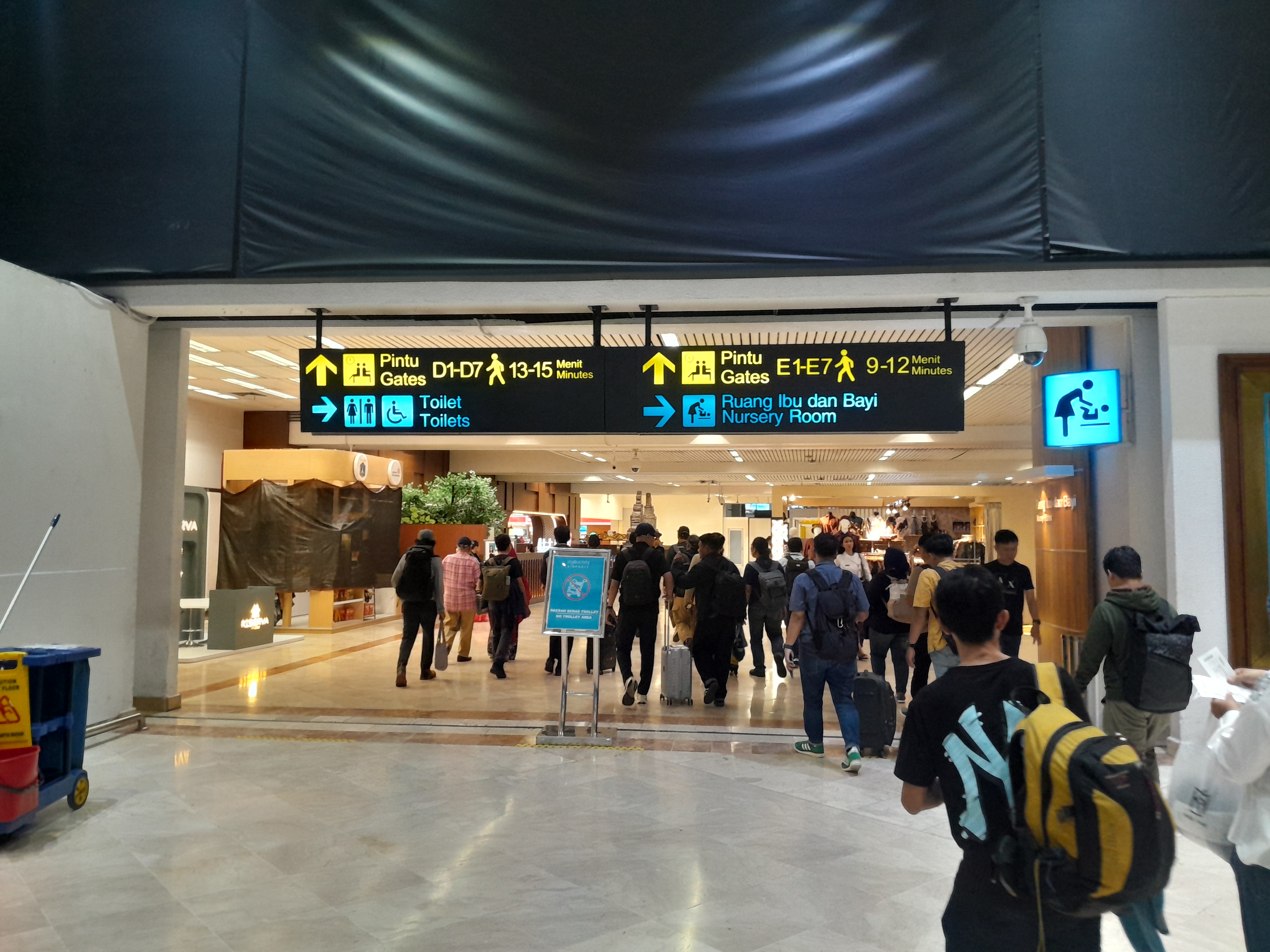 Suasana penumpang yang hendak berpergian di Bandara Internasional Soekarno-Hatta(BeritaNasional/Elvis Sendouw)