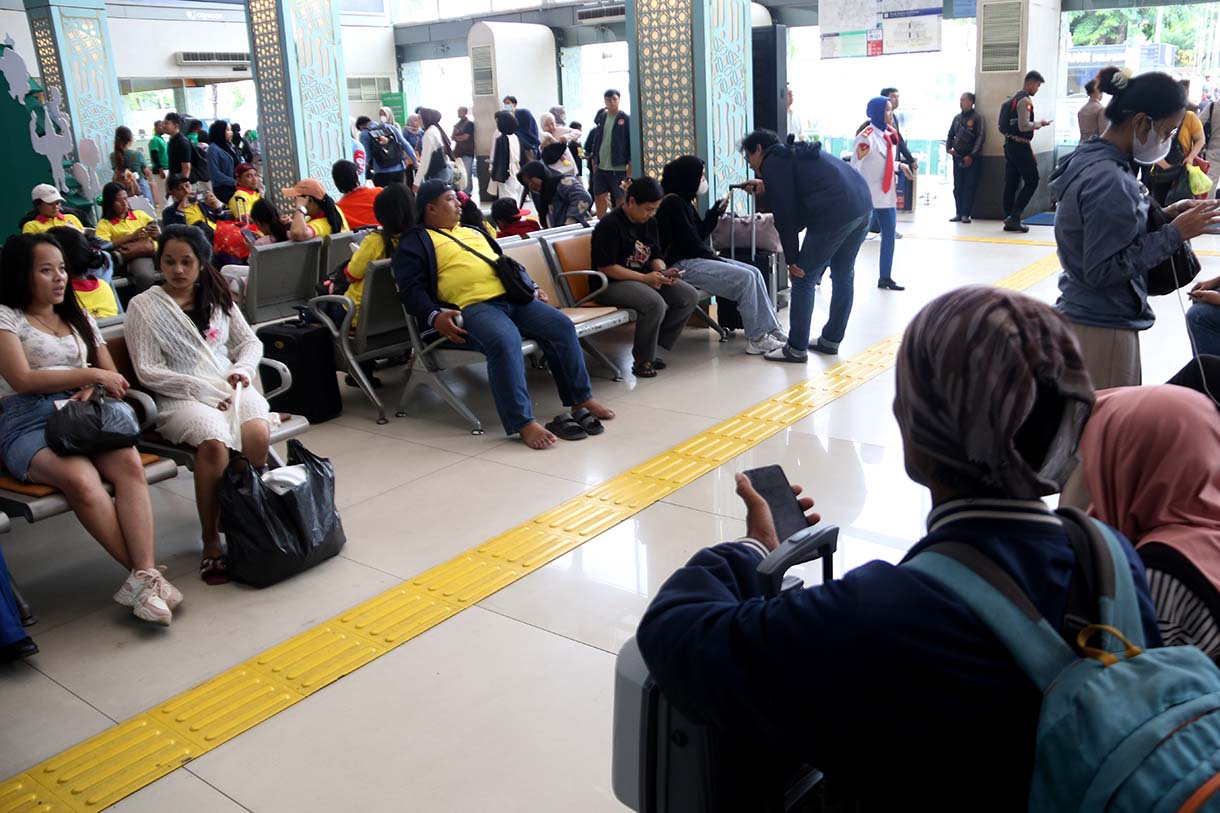 Pemudik memadati Stasiun Pasar Senen, Jakarta. (Beritanasional.com/Oke Atmaja)