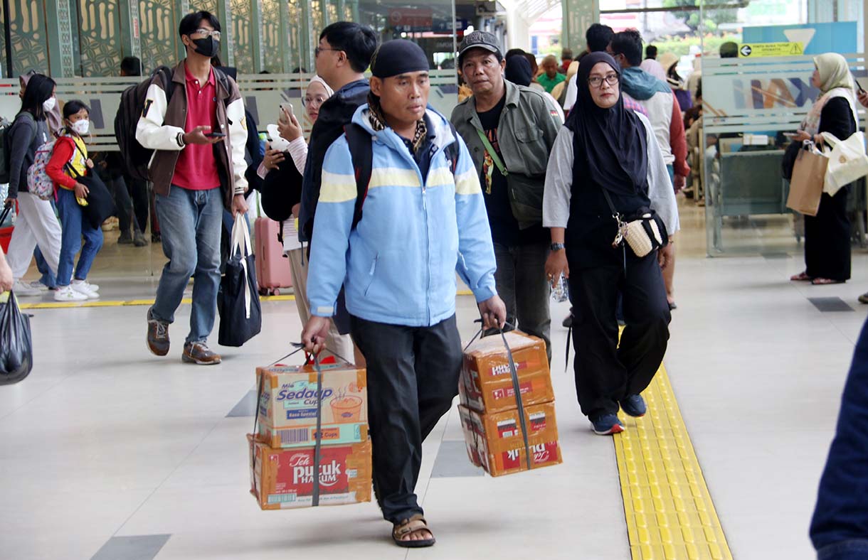 Pemudik memadati Stasiun Pasar Senen, Jakarta, Selasa(23/12/2025). (Beritanasional.com/Oke Atmaja)