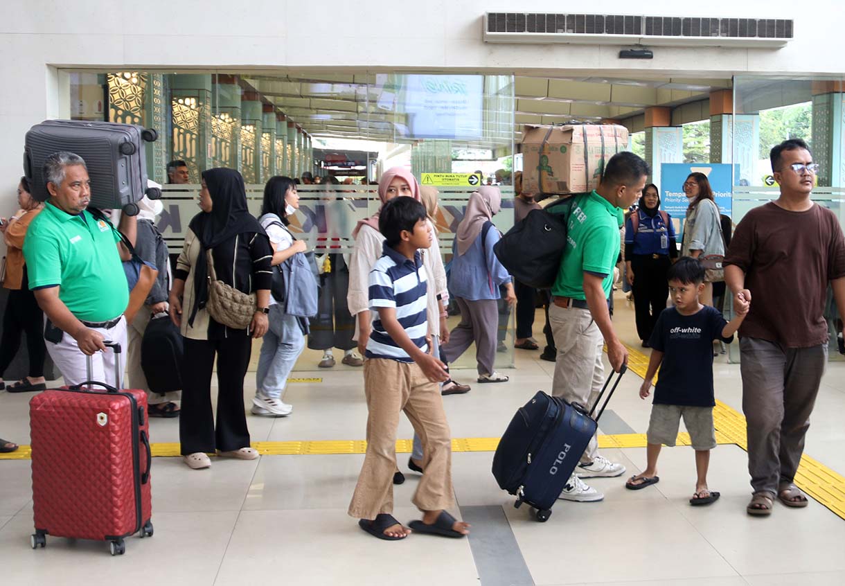 Pemudik memadati Stasiun Pasar Senen, Jakarta. (Beritanasional.com/Oke Atmaja)