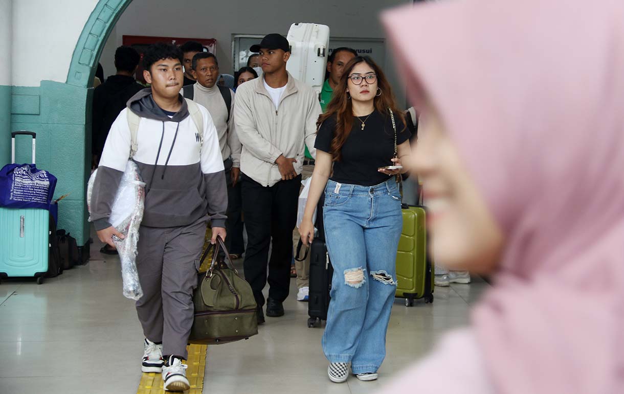 Pemudik memadati Stasiun Pasar Senen, Jakarta, Selasa(23/12/2025). (Beritanasional.com/Oke Atmaja)