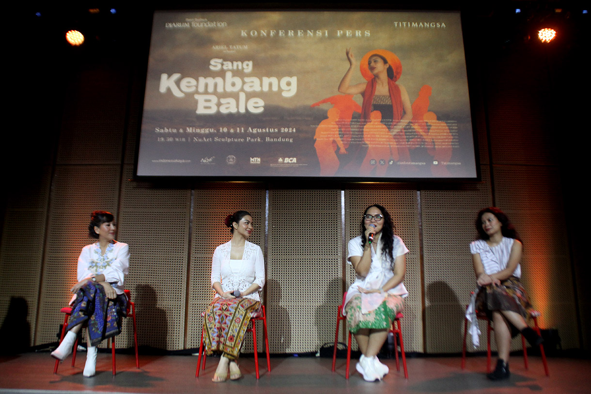 Pemeran Sang Kembang Bale Ariel Tatum (kedua kiri) bersama Program Director Bakti Budaya Djarum Foundation Renitasari Adrian (kiri), Produser Pradetya Novitri (kedua kanan), dan Sutradara Heliana Sinaga (kanan) memberikan keterangan pers jelang pementasan Sang Kembang Bale di Galeri Indonesia Kaya, Jakarta, Kamis (1/8/2024). (BeritaNasional.com/Oke Atmaja)