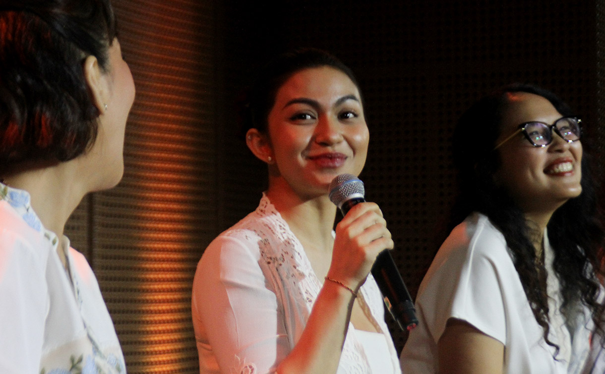 Pemeran Sang Kembang Bale Ariel Tatum (kedua kiri) bersama Program Director Bakti Budaya Djarum Foundation Renitasari Adrian (kiri), Produser Pradetya Novitri (kedua kanan), dan Sutradara Heliana Sinaga (kanan) memberikan keterangan pers jelang pementasan Sang Kembang Bale di Galeri Indonesia Kaya, Jakarta, Kamis (1/8/2024). (BeritaNasional.com/Oke Atmaja)