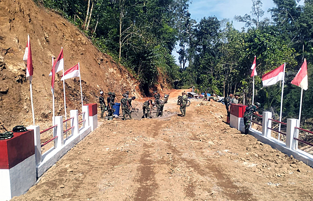 Satgas Penanggulangan Bencana Alam (Gulbencal) Kodam I/Bukit Barisan menuntaskan pembangunan Jembatan Armco titik ke-5. (BeritaNasional/Elvis/HO Dispenad)